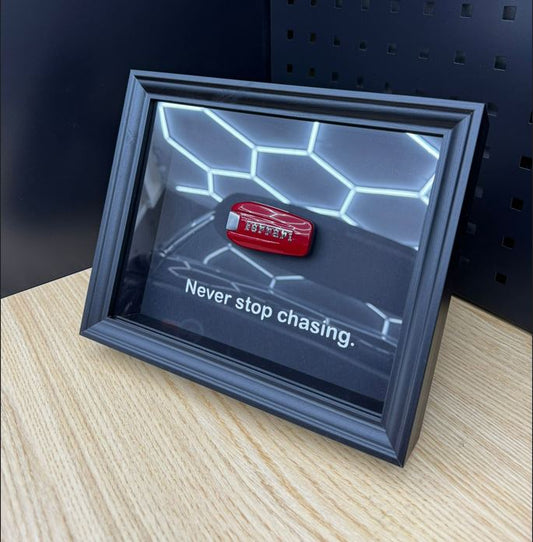 Cadre décoratif avec clé Ferrari.